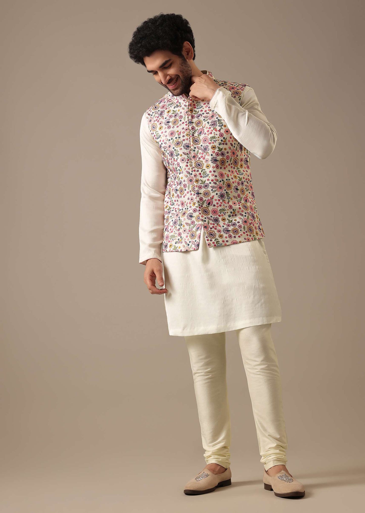 White Floral Bundi & Kurta Set In Silk